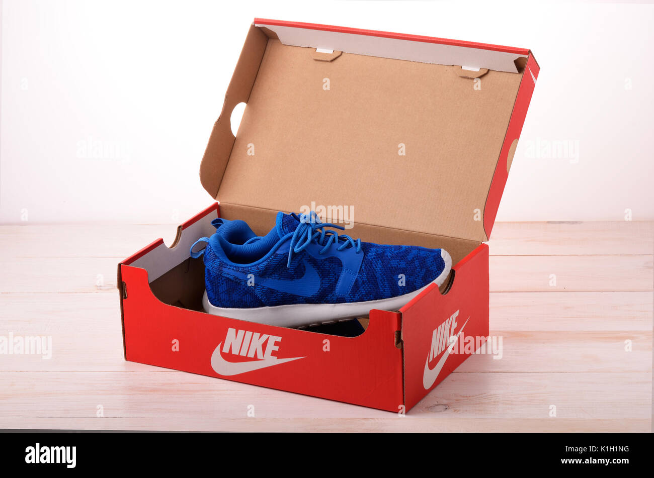 SAMARA, Rusia - Febrero 11, 2017: Azul Nike zapatillas para correr cuadro rojo, fútbol, entrenamiento, el logo de Nike, a título ilustrativo, la editorial Fotografía de stock - Alamy