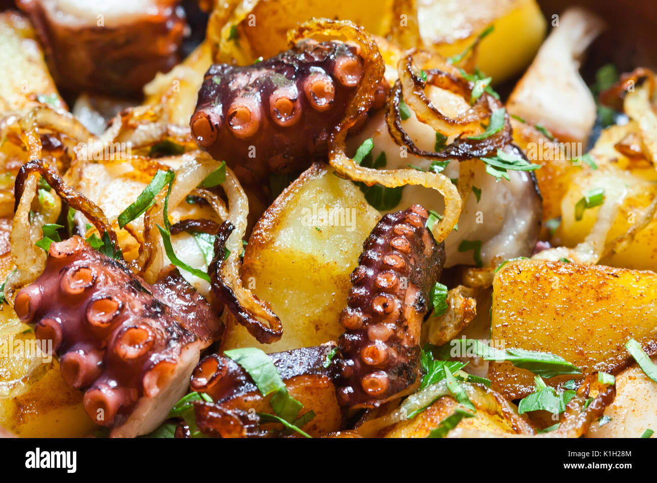 El Pulpo a Feira, el pulpo a la gallega estilo. El pulpo con patatas fritas Fotografía de stock El Pulpo a Feira, el pulpo a la gallega estilo. El pulpo con patatas fritas Fotografía de stock