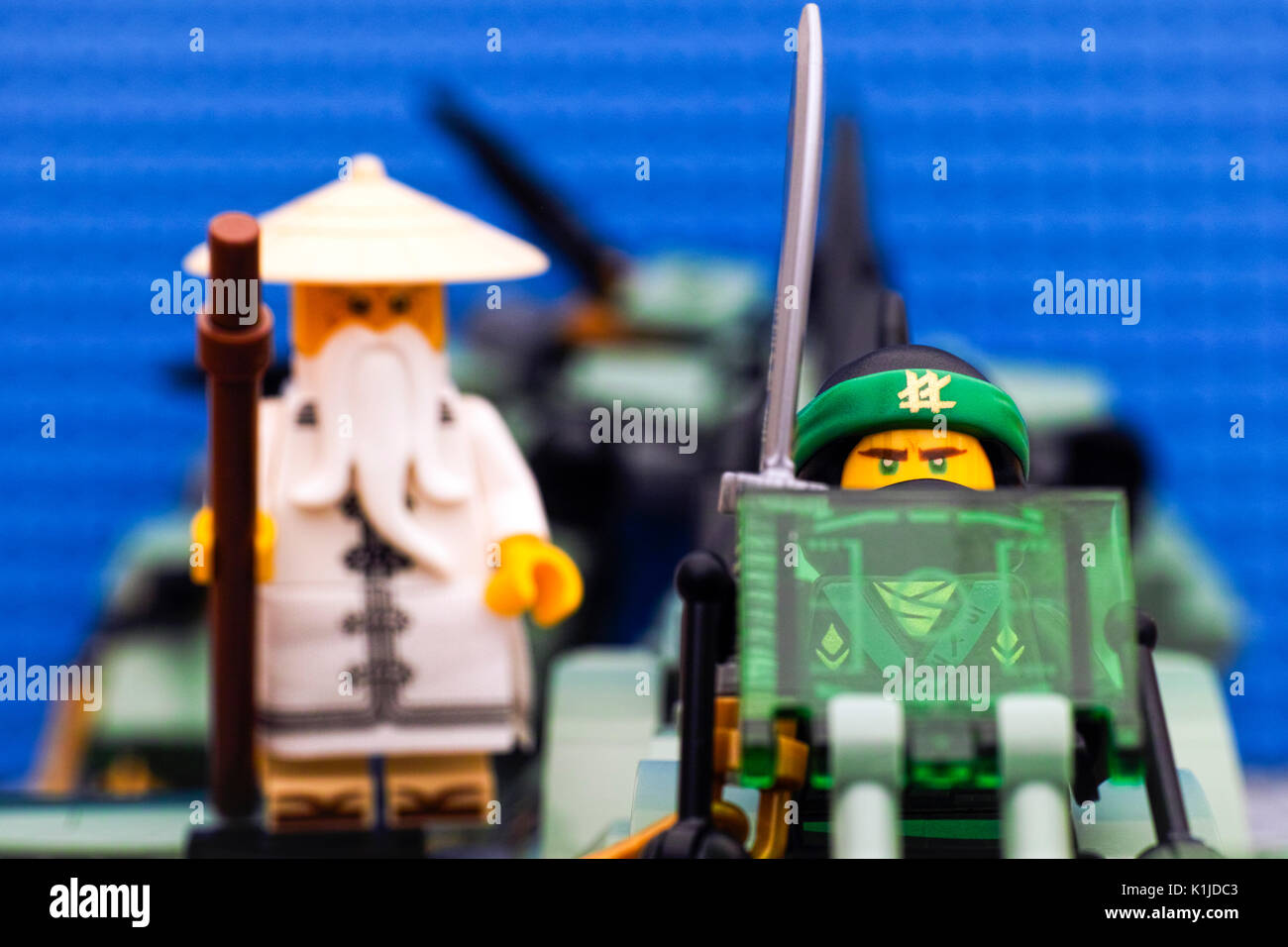 Tambov, Rusia - Agosto 19, 2017 Lego Ninjago Película. El Ninja Verde y Wu  volando sobre verde Ninja Dragón mecánico. Foto de estudio Fotografía de  stock - Alamy