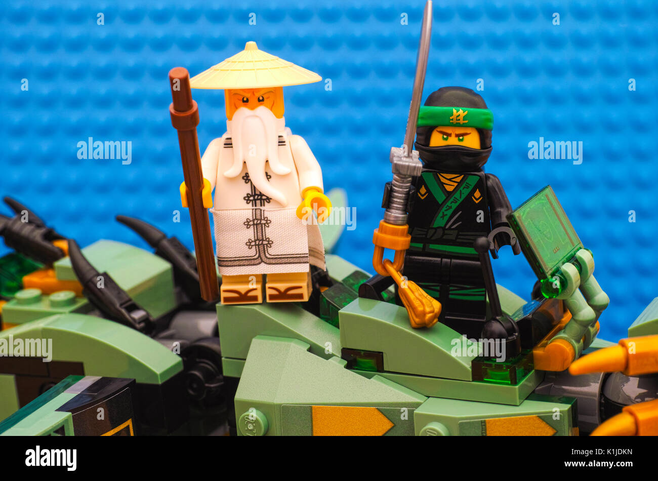 Tambov, Rusia - Agosto 19, 2017 Lego Ninjago Película. El Ninja verde sobre  verde permanente y Wu Ninja Dragón mecánico y dispuestos a luchar. Studio  Fotografía de stock - Alamy