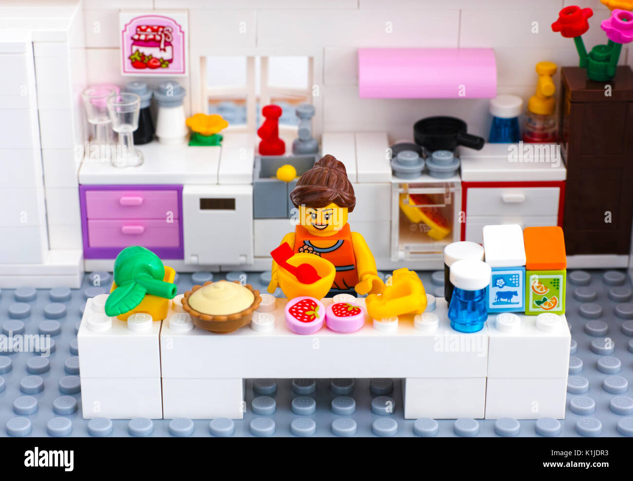 Tambov, Rusia - Agosto 29, 2015 Lego cocina doméstica. Chica minifigure Lego  cocina Crema de fruta de postre. Conjunto personalizado. Foto de estudio  Fotografía de stock - Alamy