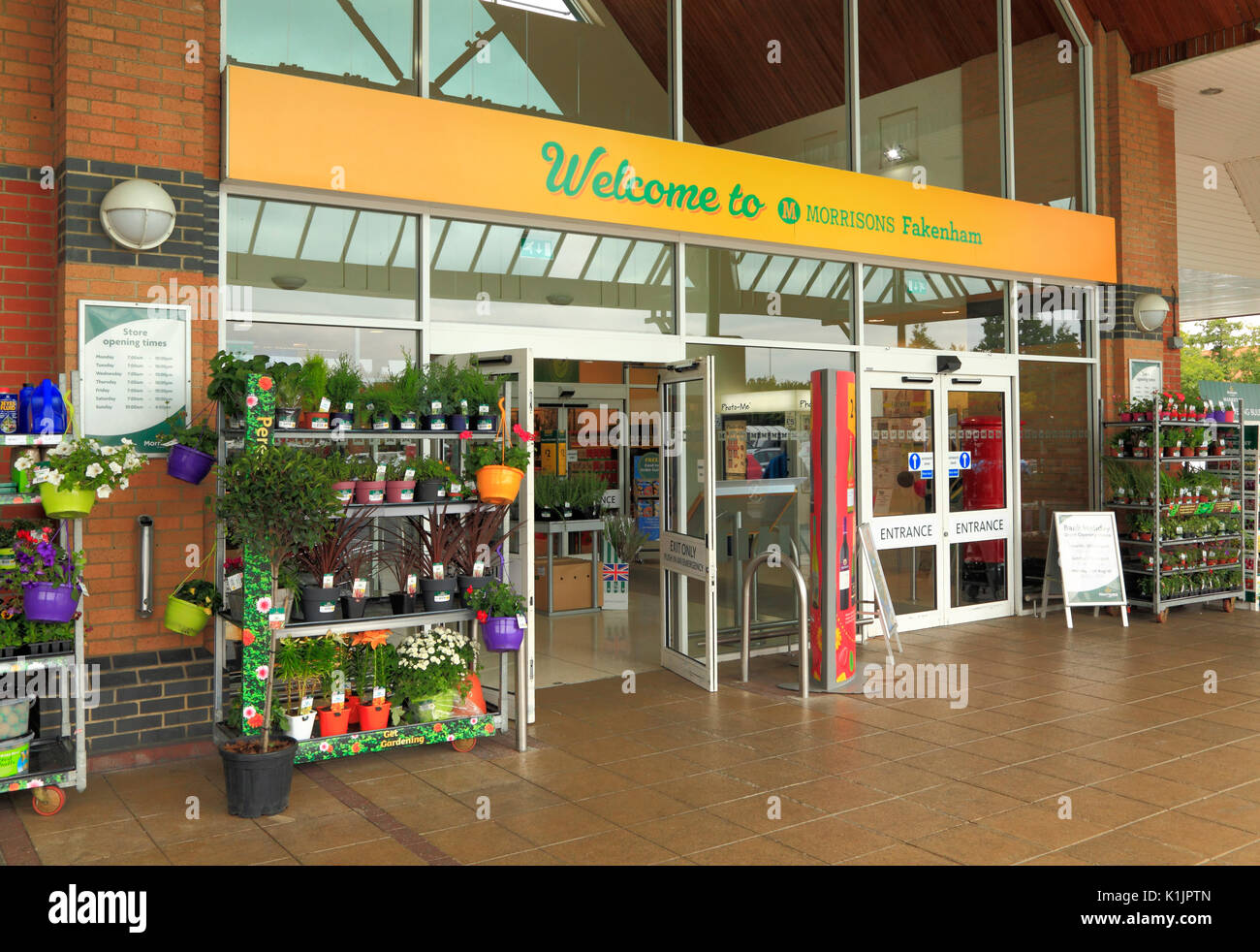Supermercado Morrison, entrada, vestíbulo, Fakenham, Norfolk, Inglaterra, Reino Unido, los supermercados ingleses, almacenar, almacenes Foto de stock