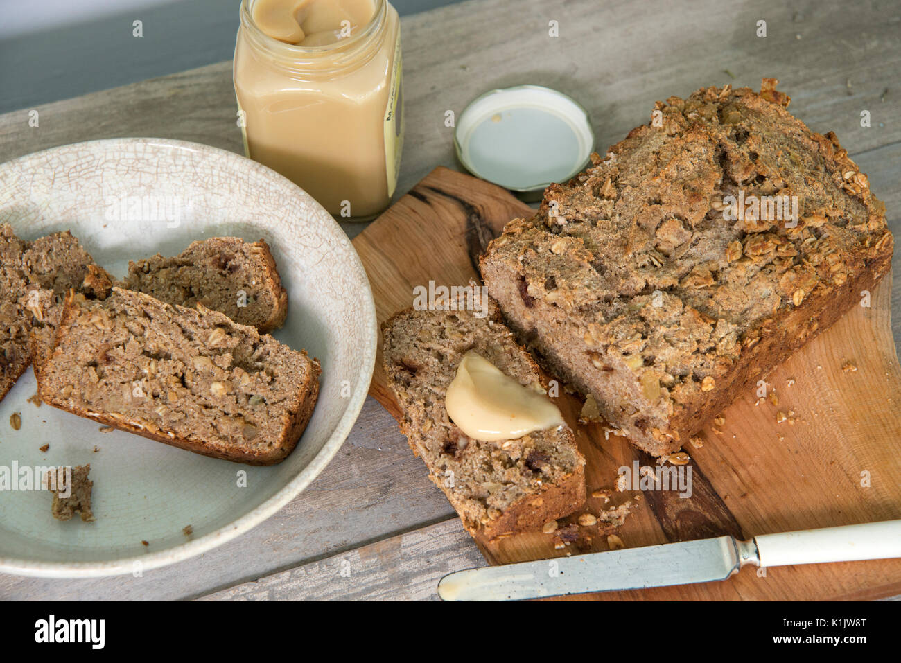 Pan de banana con miel y frutos secos Foto de stock