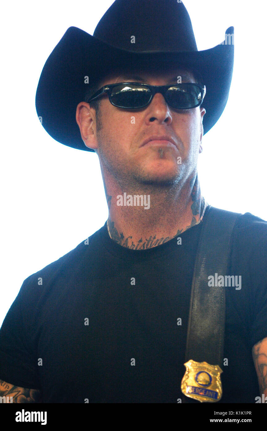 Mike Ness distorsión Social realizando 2008 Stagecoach Country Music Festival Indio. Foto de stock