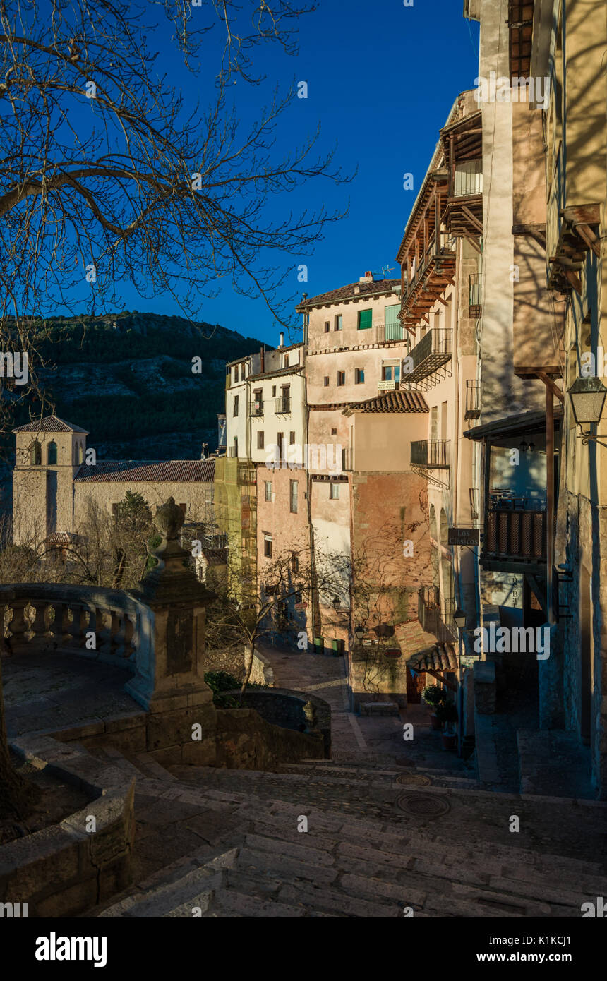 Cuenca, España - 29 de diciembre de 2016: típicas calles y edificios de la  famosa ciudad de Cuenca en el atardecer, España Fotografía de stock - Alamy