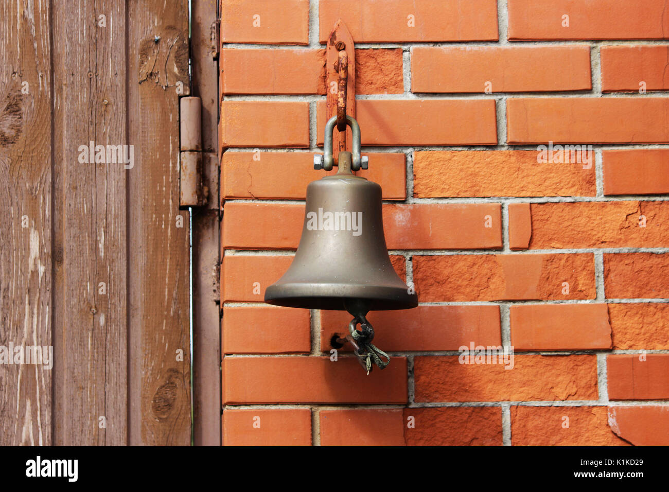 Una gran campana, junto a la puerta, reemplazando el timbre de la puerta.  la campana bienvenidos. Suena el timbre Fotografía de stock - Alamy