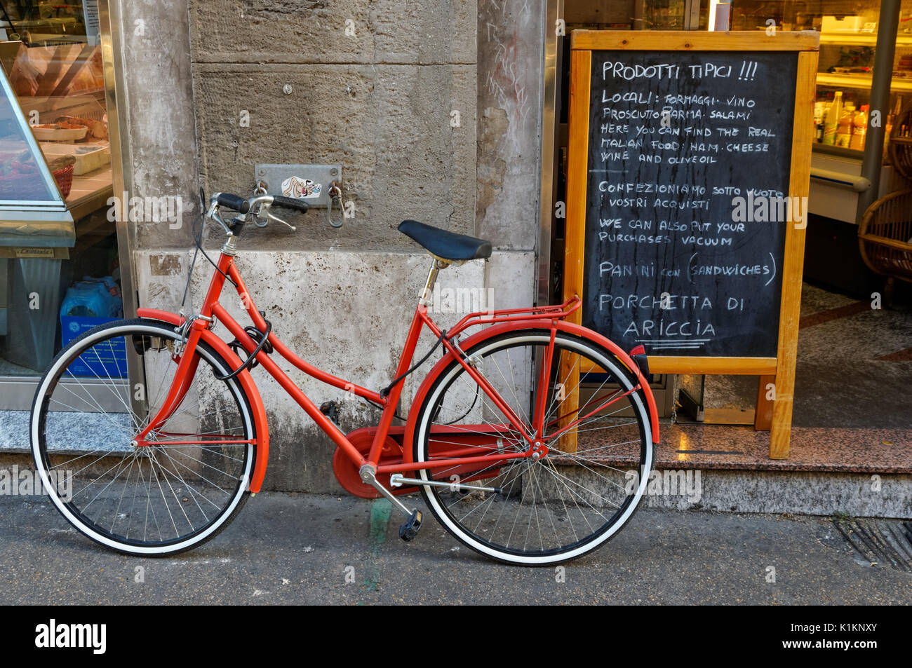 Vintage bicicleta estacionado en frente de la tienda de comestibles en Roma, Italia Foto de stock