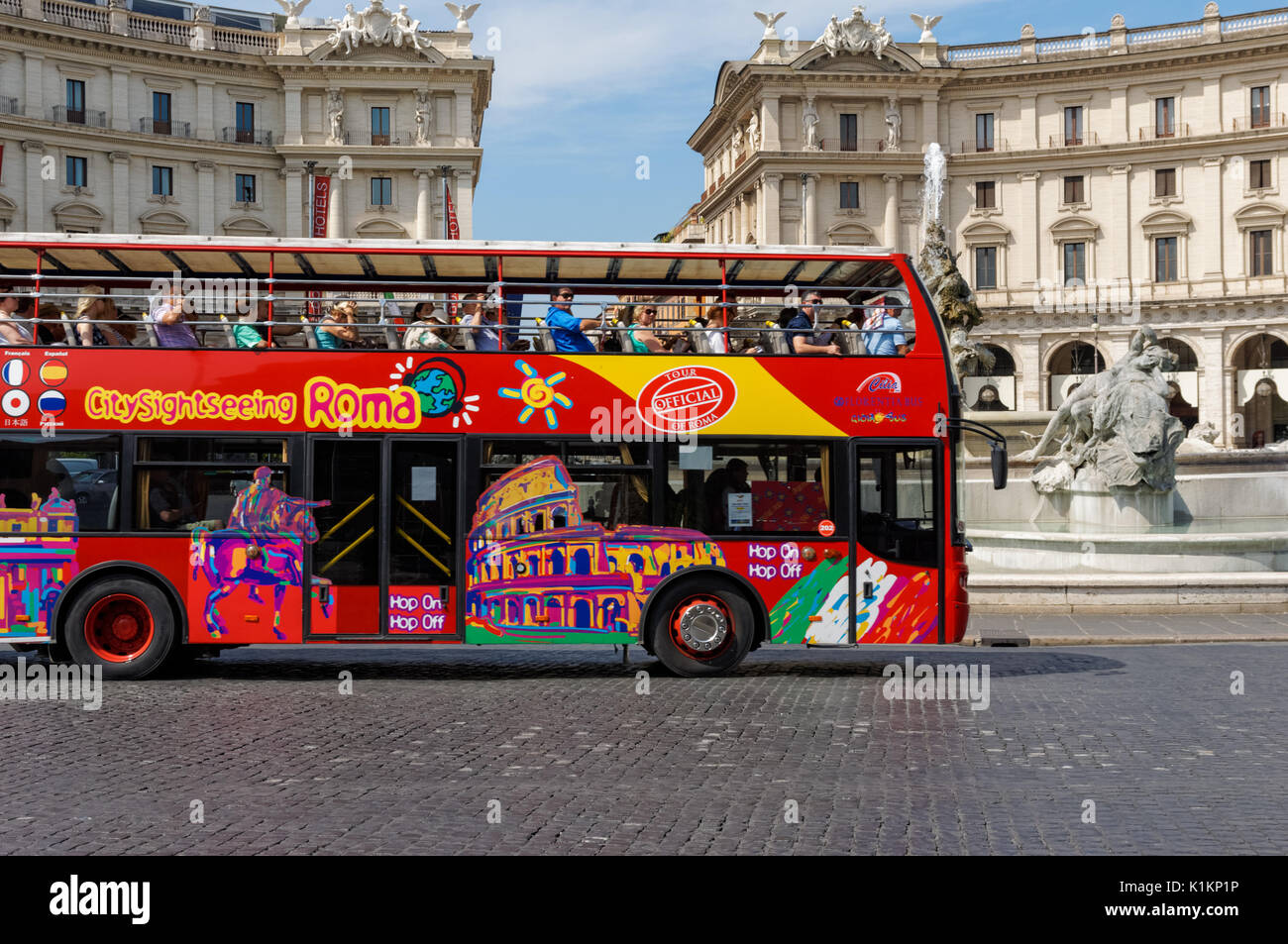 Autobús turístico en la Piazza della Repubblica, en Roma, Italia Foto de stock