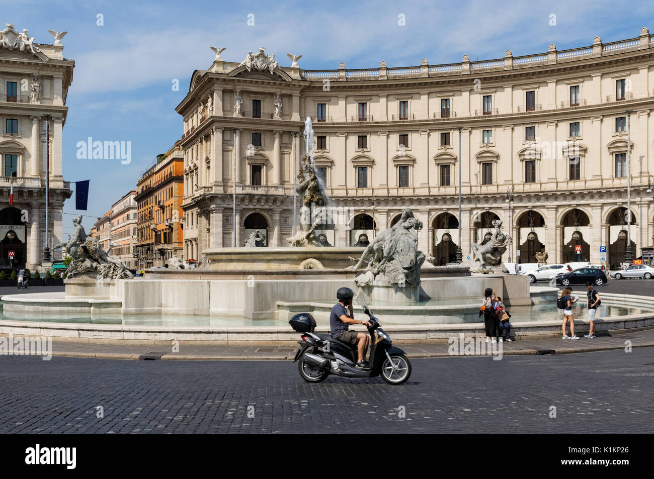Hombre en ciclomotor a la Piazza della Repubblica, en Roma, Italia Foto de stock