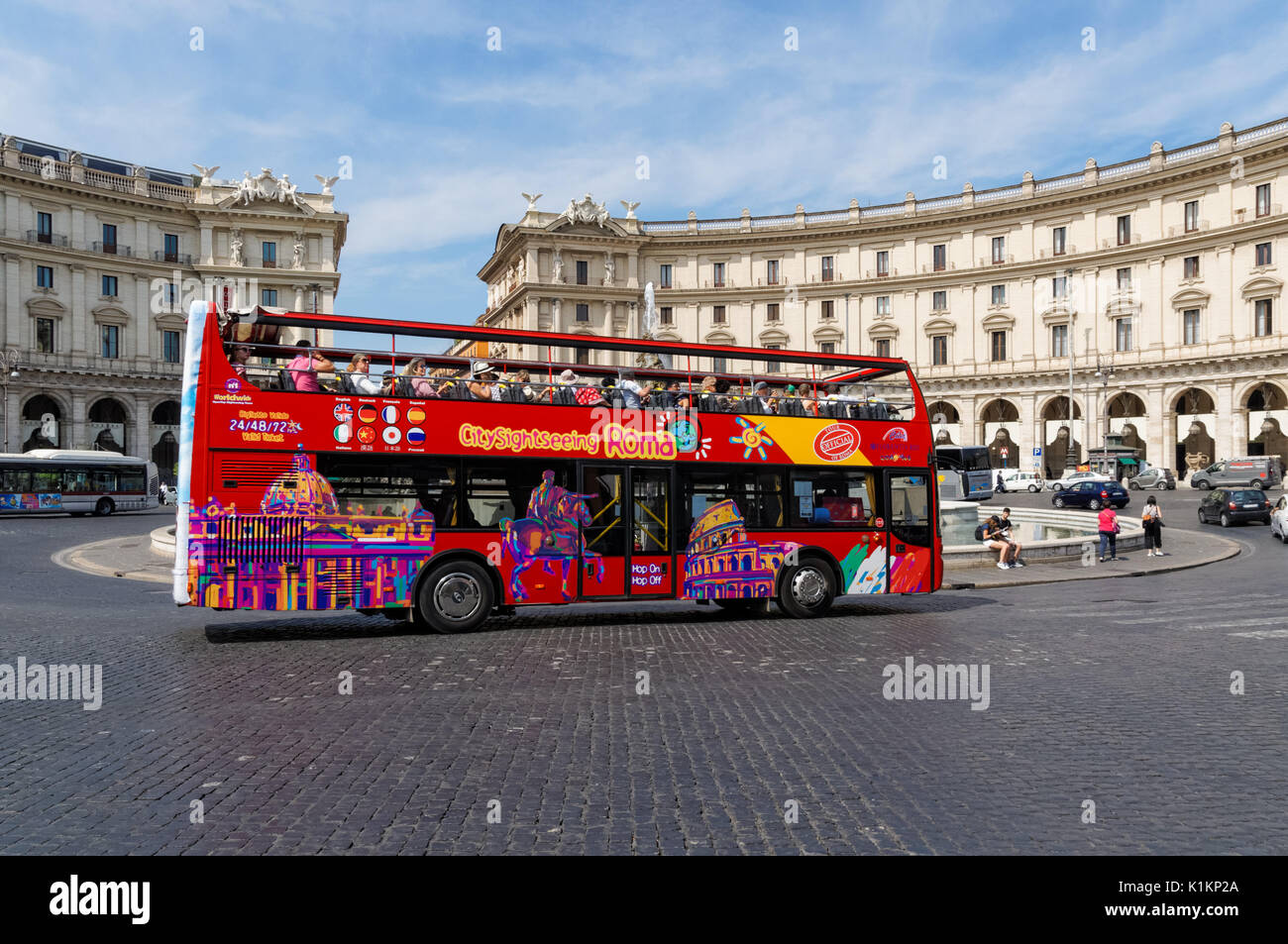 Autobús turístico en la Piazza della Repubblica, en Roma, Italia Foto de stock