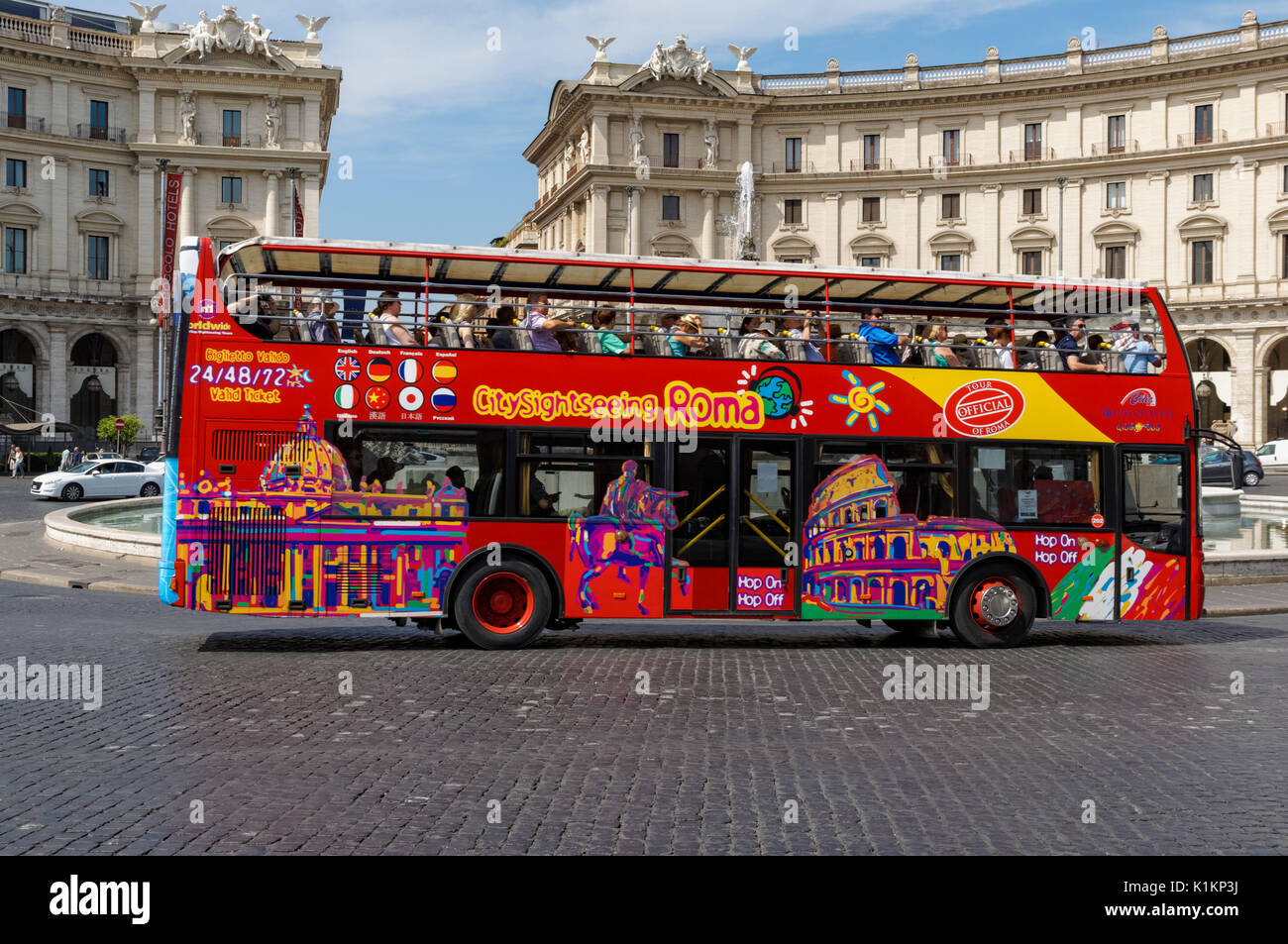 Autobús turístico en la Piazza della Repubblica, en Roma, Italia Foto de stock