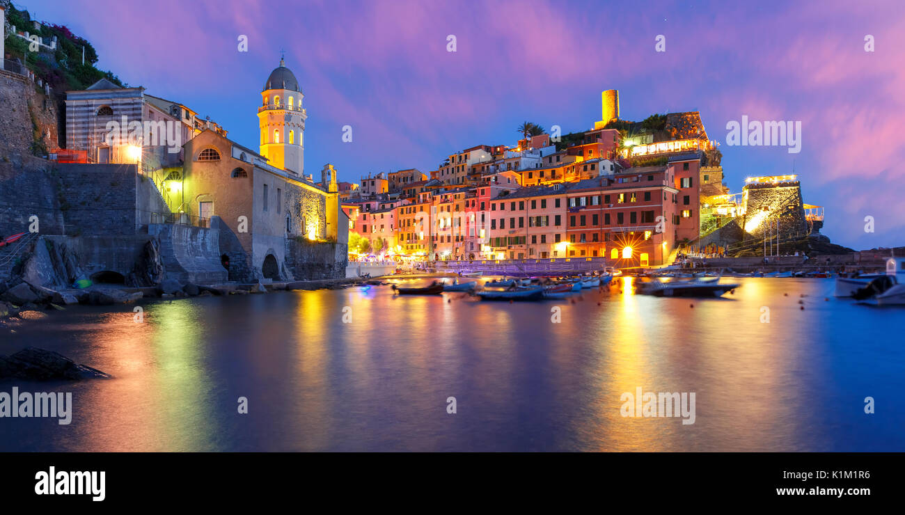 Noche Vernazza, Cinque Terre, Liguria, Italia Foto de stock