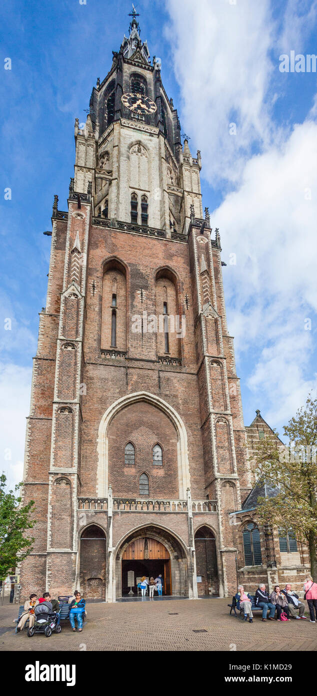 Países Bajos, en el sur de Holanda, Delft, la torre de la iglesia gótica de Nieuwe Kerk, una iglesia protestante en Delft Plaza del Mercado (Markt) Foto de stock