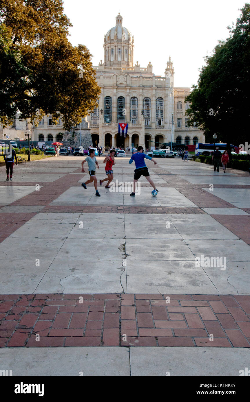 Muchachos jugando fútbol en frente al Palacio Presidencial en La Habana, Cuba Foto de stock