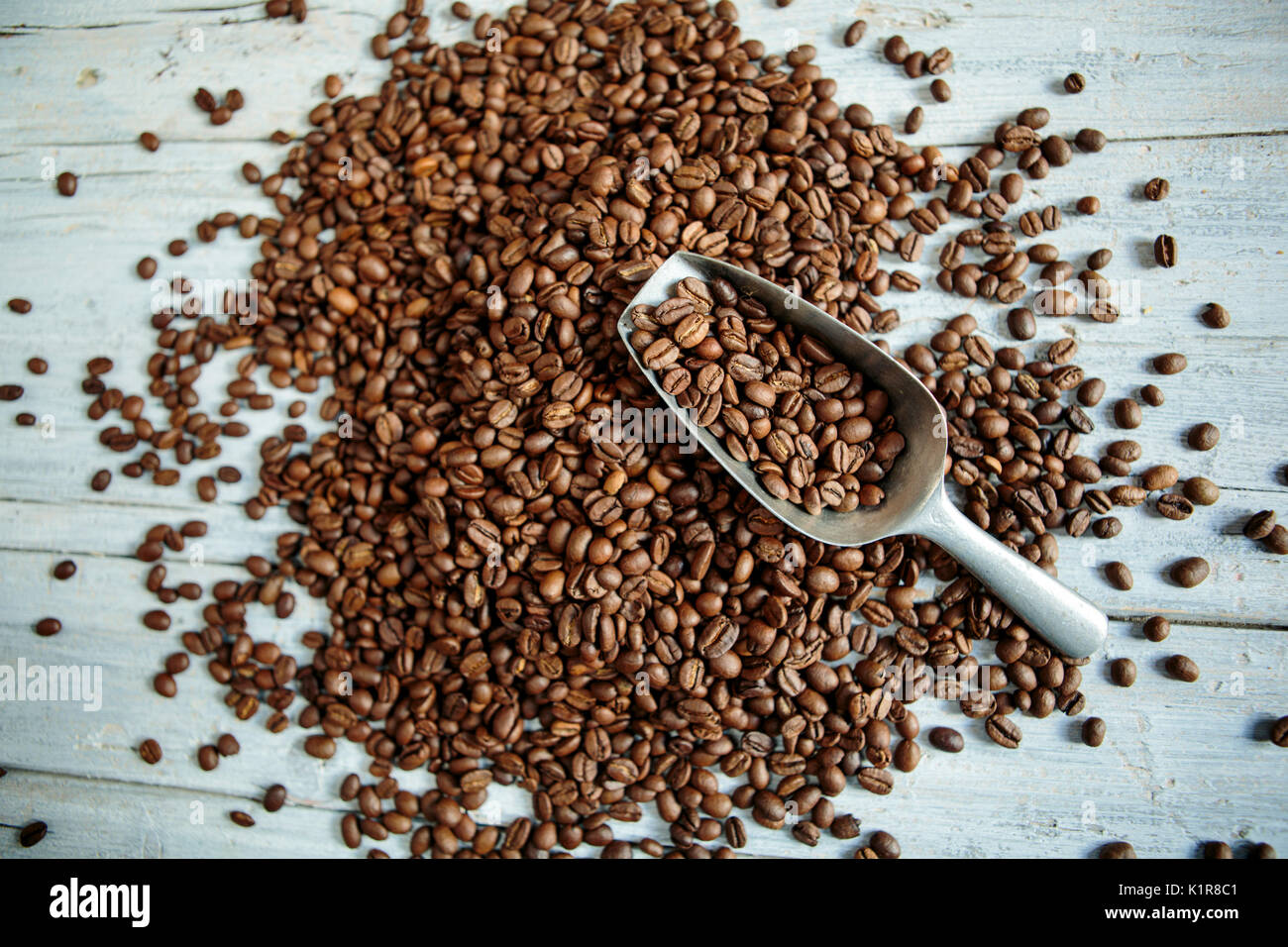 Montón de granos de café recién tostados para hacer turco o café moca Foto de stock