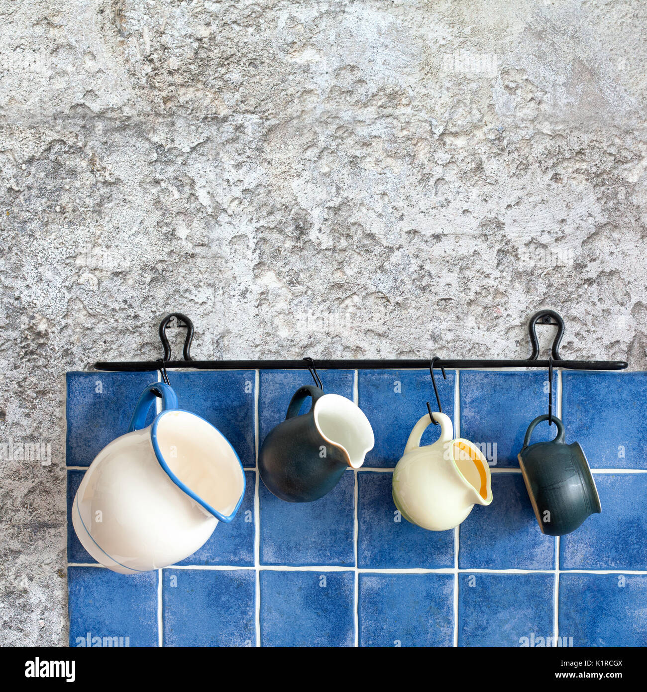 Accesorios de cocina. Jarras colgantes. Jarras de cerámica de diseño ... Accesorios de cocina. Jarras colgantes. Jarras de cerámica de diseño ...