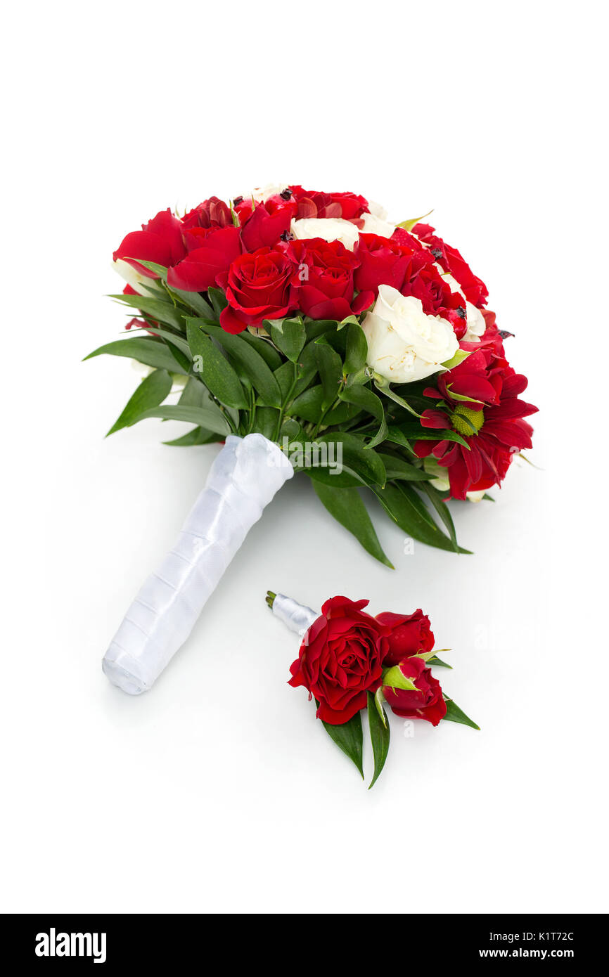 Hermoso ramo de novia con rosas blancas y rojas y arreglo floral para la  solapa del novio para boda perro aislado sobre fondo blanco. Copie el  espacio Fotografía de stock - Alamy