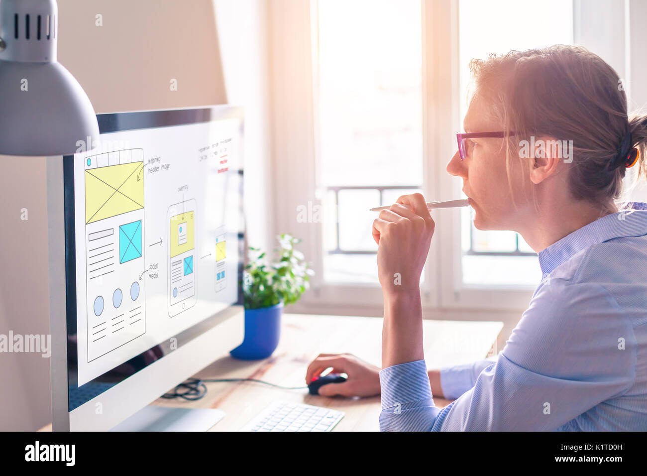 Desarrollo del Sitio Web UI/UX diseñador front end bosquejando wireframe diseño boceto para responder contenido Web en Office moderno Foto de stock