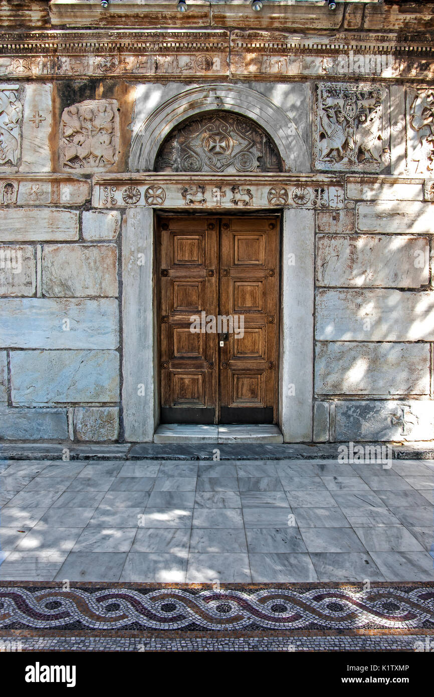 Antigua puerta medieval en una iglesia ortodoxa griega, Grecia, Europa  Fotografía de stock - Alamy