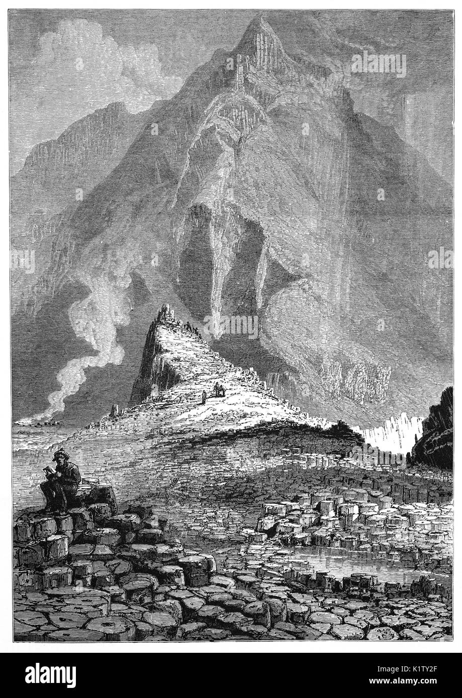 1870: El Giant's Causeway, un área de aproximadamente 40.000 columnas de basalto entrelazadas, el resultado de una antigua erupción volcánica. Se encuentra cerca de Bushmills en el Condado de Antrim, en la costa norte de Irlanda del Norte. Fue declarado Patrimonio de la Humanidad por la UNESCO en 1986, y reserva natural nacional el año siguiente. Foto de stock