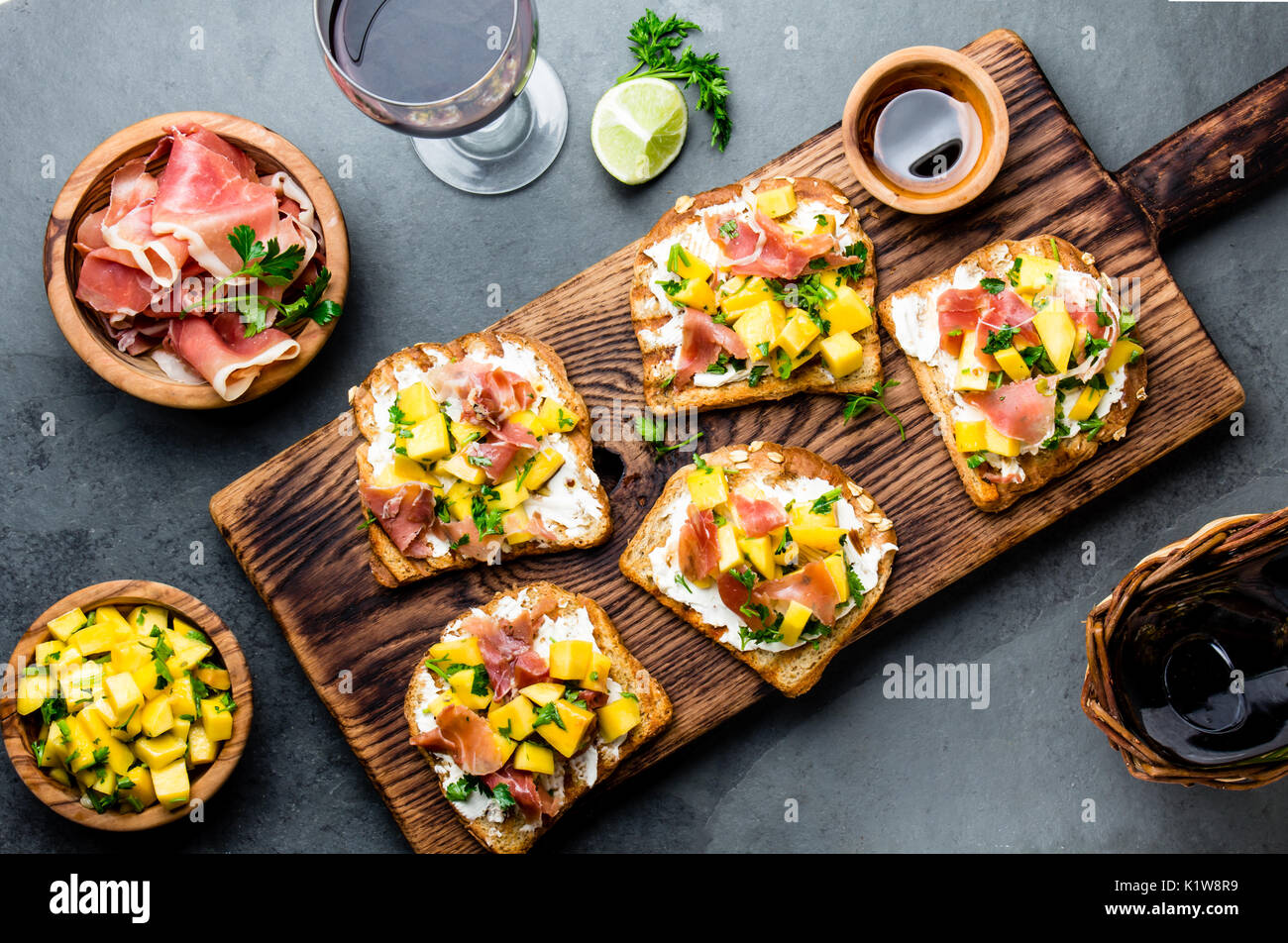 Jamon serrano español, tabla jamonera Cuchillo Jamonero, con vidrio y una  botella de vino. Foto de alimentos concepto Fotografía de stock - Alamy