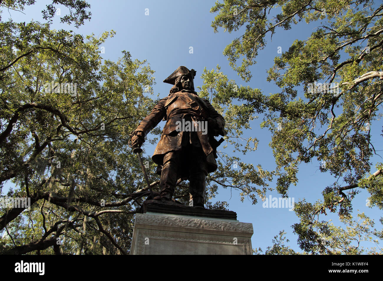SAVANNAH, GA - 22 de julio: El imponente monumento James Oglethorpe preside Chippewa Square Julio 22, 2017 en Savannah, Georgia Foto de stock