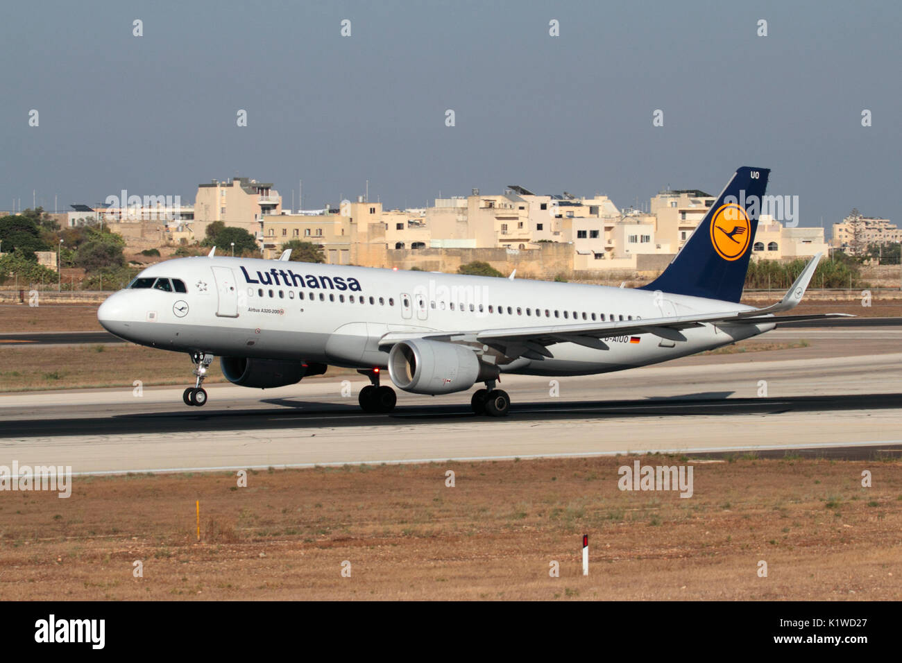 Lufthansa Airbus A320, avión de pasajeros girando la nariz hacia arriba en la pista durante el despegue. La aviación civil moderna y el transporte aéreo. Foto de stock