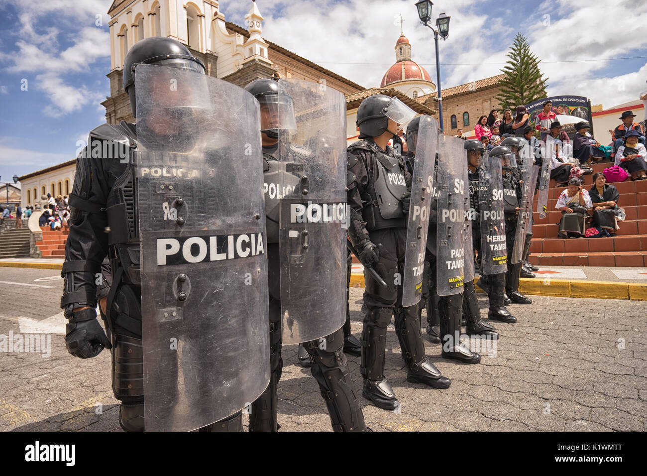 La Policía Antidisturbios En Acción Fotografías E Imágenes De Alta Resolución Alamy 1051