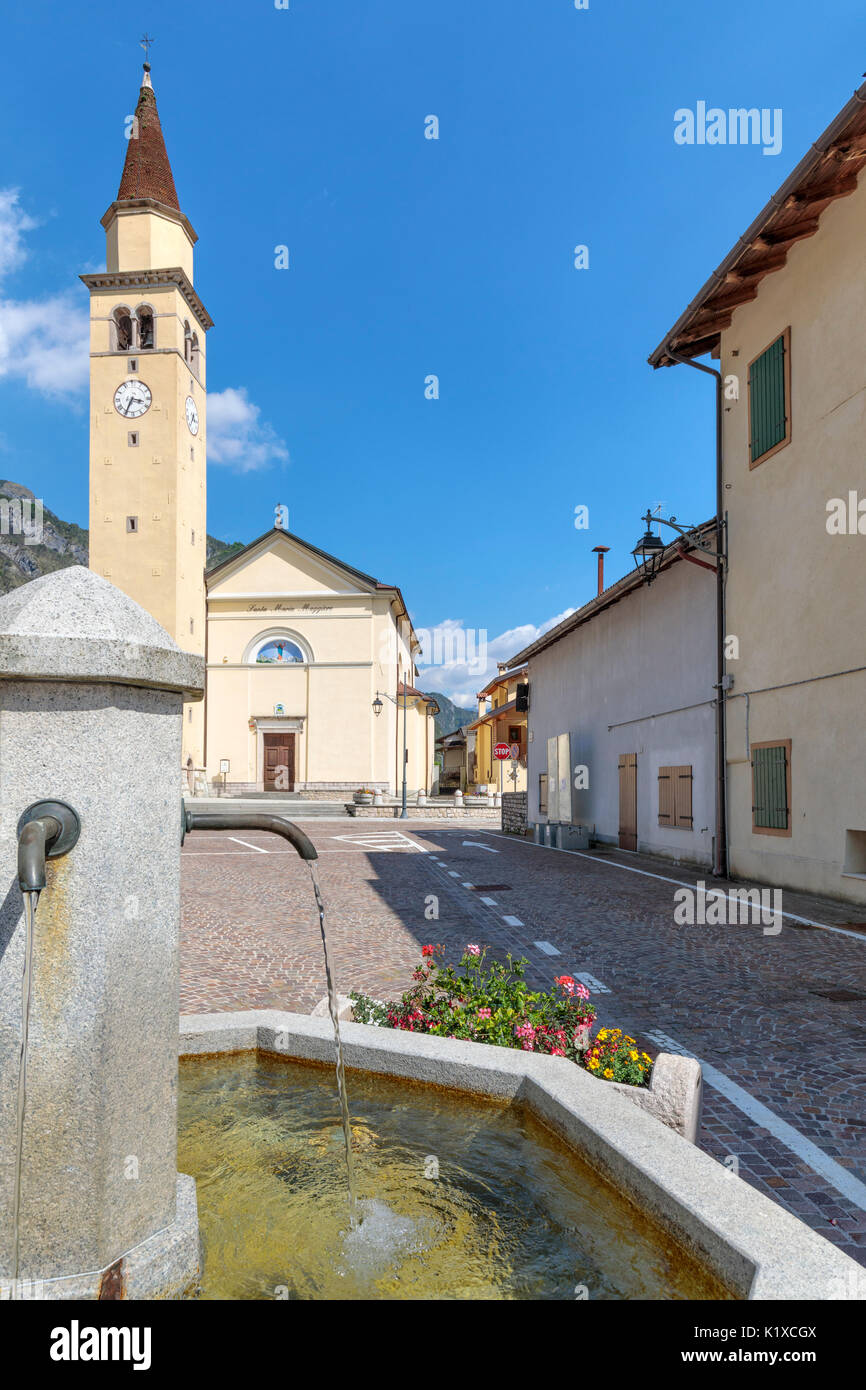 Iglesia parroquial de Santa Maria Maggiore, Cimolais, Valcellina, provincia de Pordenone, Friuli Venezia Giulia, Italia, Europa Foto de stock