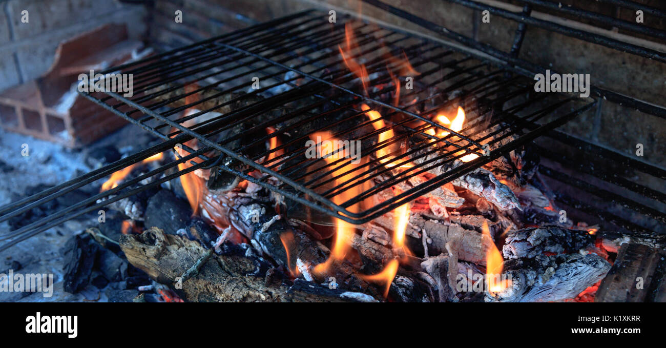 Vacío caliente barbacoa con brillantes llamas Foto de stock
