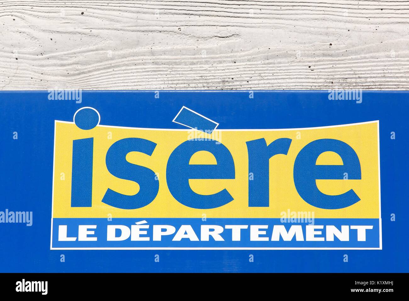 Grenoble, Francia - 25 de junio de 2017: el departamento de Isère logotipo sobre una pared. Isère es un departamento de la Auvergne-RHONE-ALPES en la región oriental de Francia Foto de stock