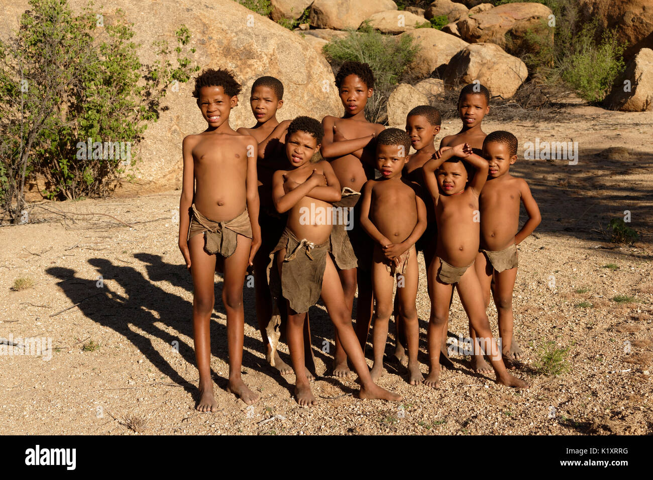san-living-museum-on-farm-omandumba-granja-de-huespedes-san-children-fanerio-en-traje-tradicional-distrito-de-omaruru-region-de-erongo-namibia-k1xrrg.jpg