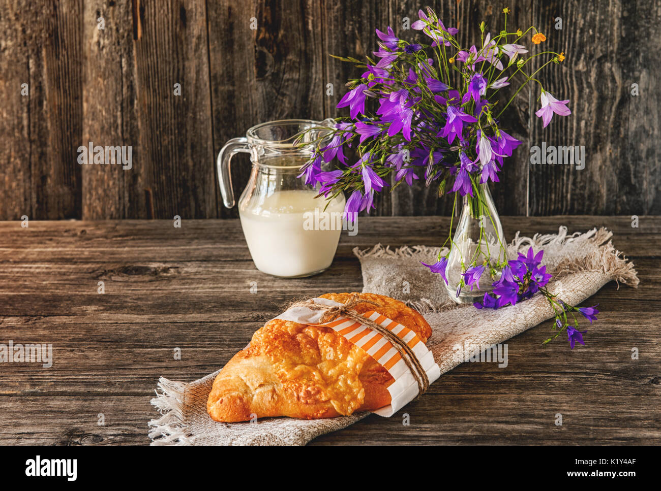 Pan con queso italiano Focaccia interior rústico con leche y campanas de  flores Fotografía de stock - Alamy