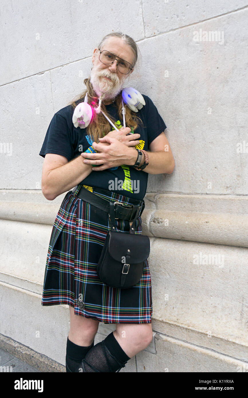 Retrato de un hombre en una falda y un hombre de 50 años, un artista de performance de POI en Washington Square Park en Manhattan, Ciudad de Nueva York. Foto de stock