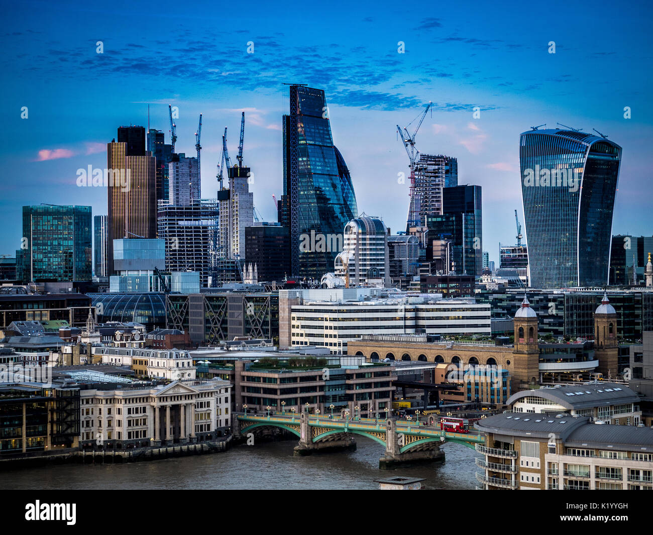 Al atardecer el paisaje urbano de la ciudad de Londres o skyline - mostrando una pequeña selección de la variedad de edificios hacinados en el distrito financiero de milla cuadrada. Foto de stock