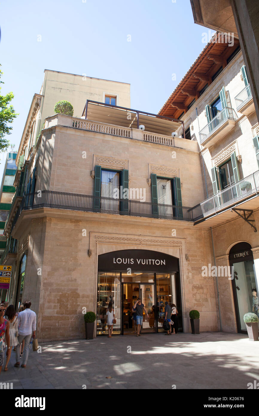 Almacén de Louis Vuitton en Palma de Mallorca Resort, ciudad capital de la  isla española de Mallorca, en el Mediterráneo occidental España Fotografía  de stock - Alamy