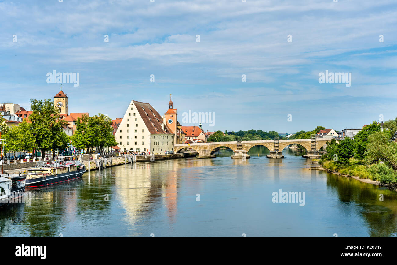 Vista de Regensburg con el río Danubio en Alemania Foto de stock