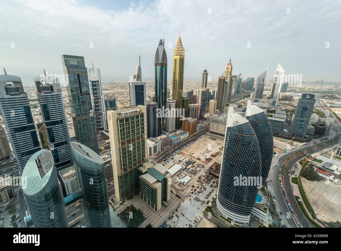 Rascacielos y calles, Dubai, Emiratos Árabes Unidos. Foto de stock