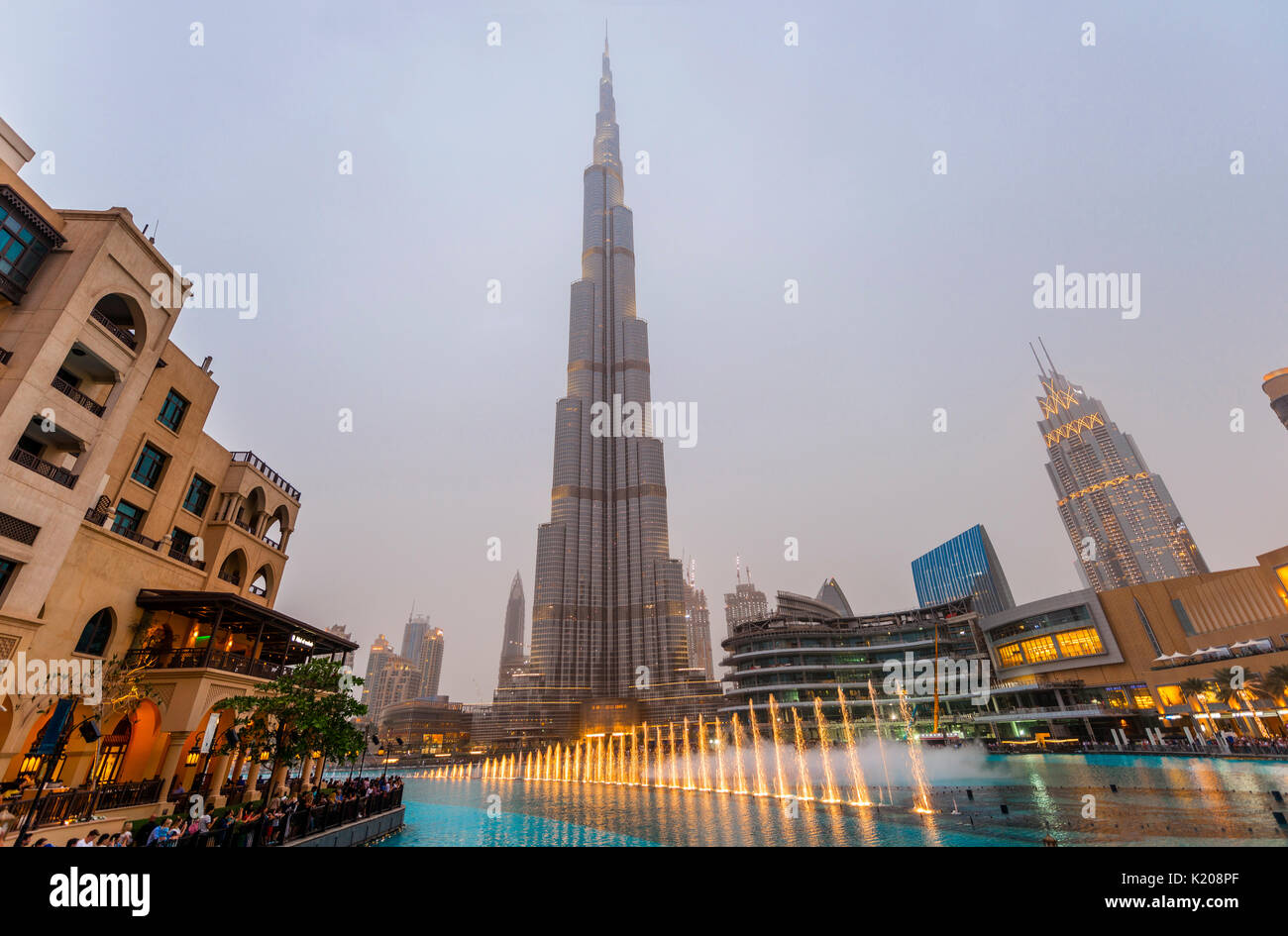 Burj Khalifa, lago artificial con fuente iluminada, Blue Hour, Dubai, Emirato Dubai, Emiratos