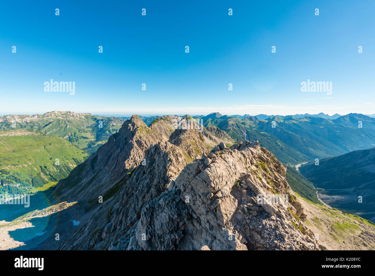 El paisaje de las montañas Rocosas, el valle, las montañas y los Alpes, en la parte delantera, Fuchskarspitze Allgäu, Altos Alpes Allgäu, Baviera, Alemania Foto de stock