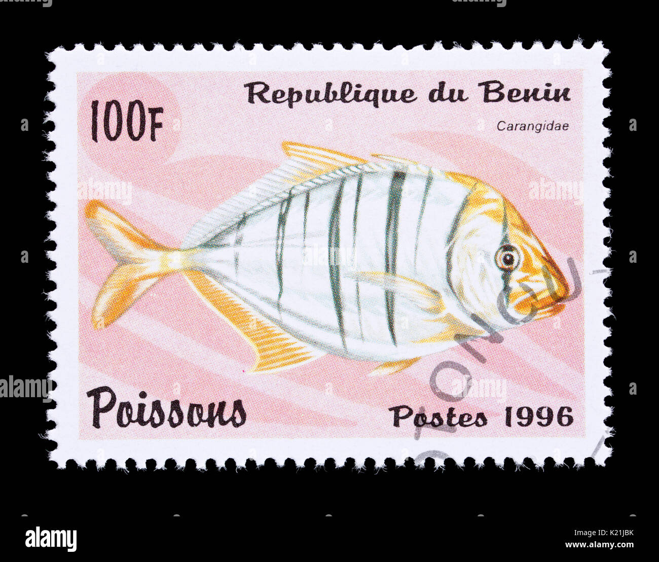 Sello de Benin que retrata a un representante de pescado Carangidae Foto de stock