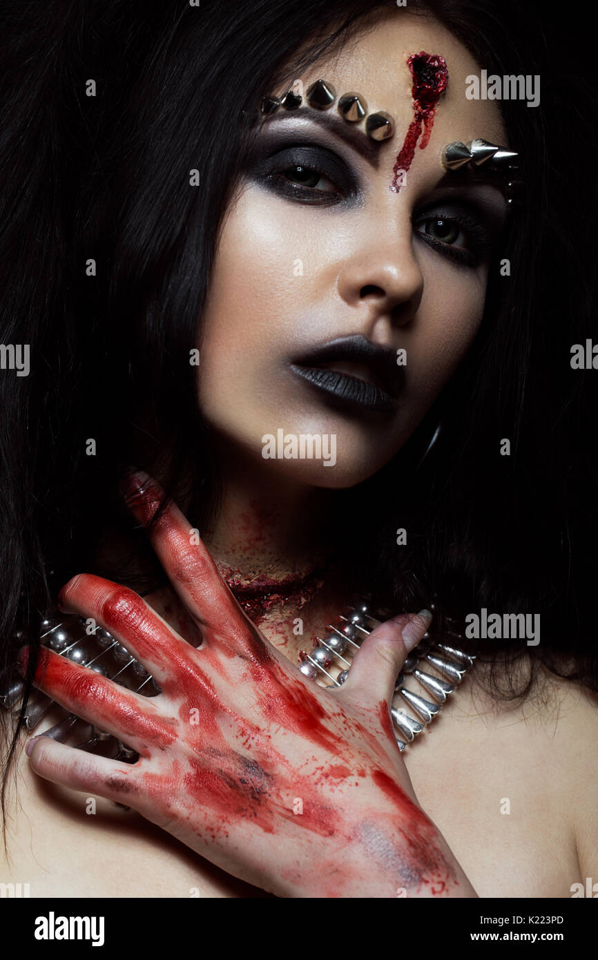 Demon chica con una bala en la cabeza y su garganta cortada. Una imagen de Halloween. Foto de stock