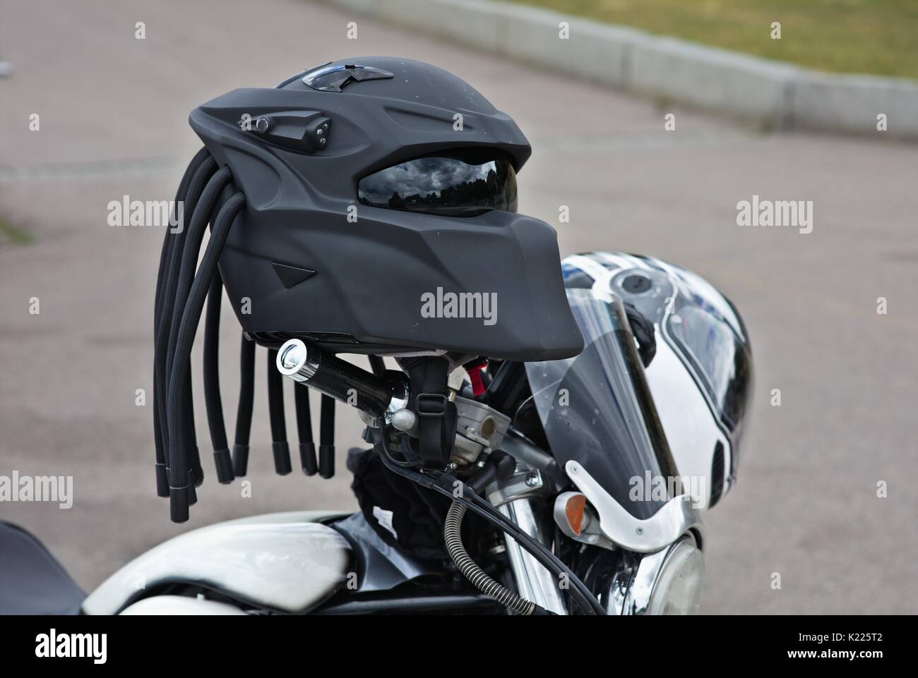 Casco de moto futurista negro Fotografía de stock - Alamy