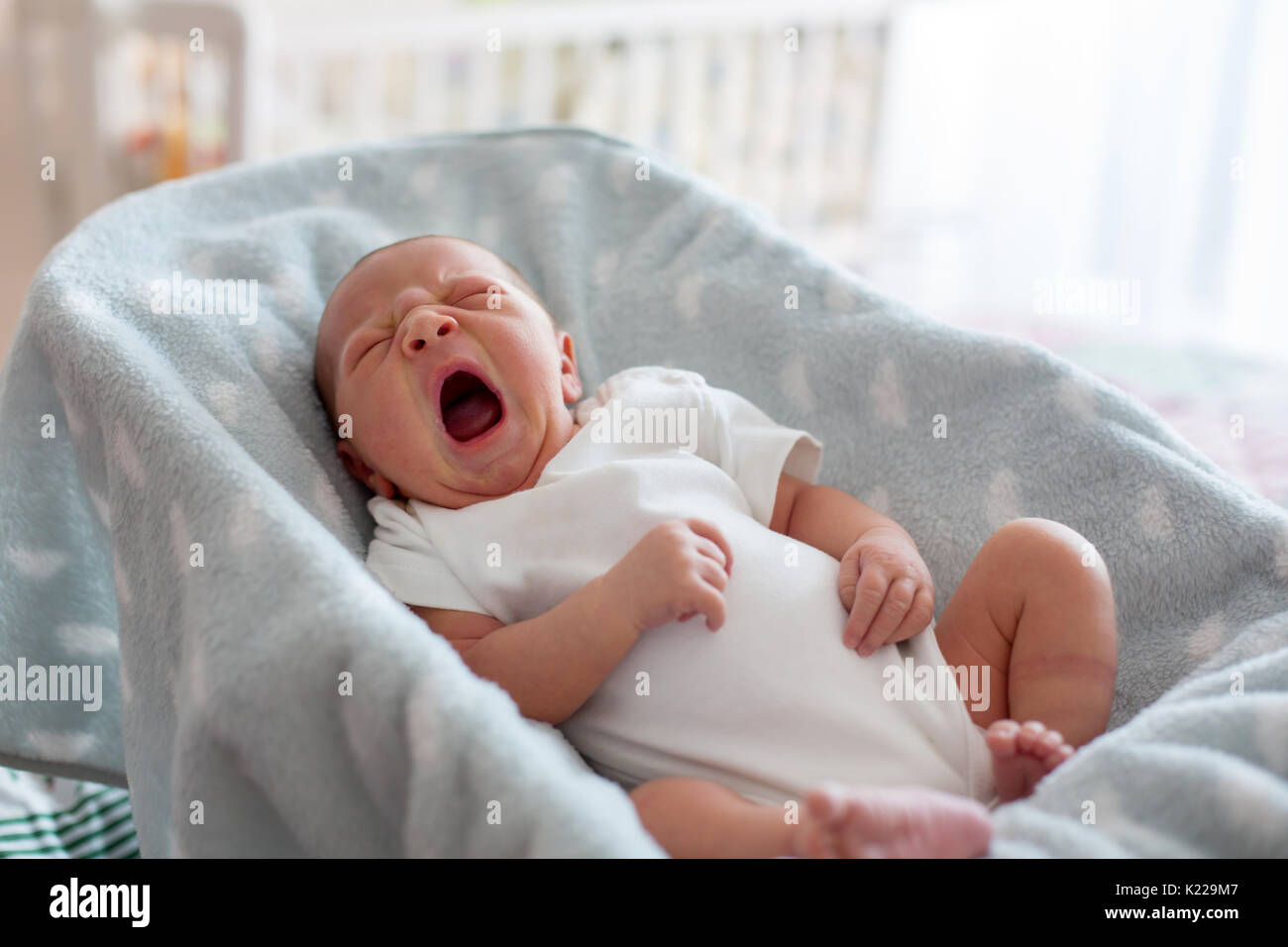 Bebé recién nacido niño en mecedora, durmiendo tranquilamente en casa  Fotografía de stock - Alamy