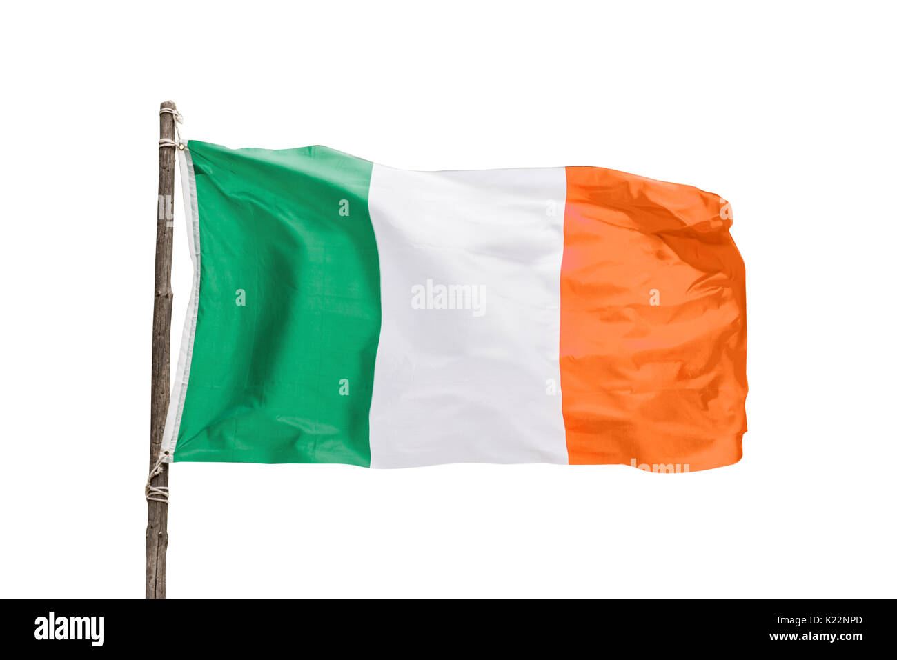 Bandera irlandesa en un palo de madera aislado sobre fondo blanco, símbolo de Irlanda Foto de stock