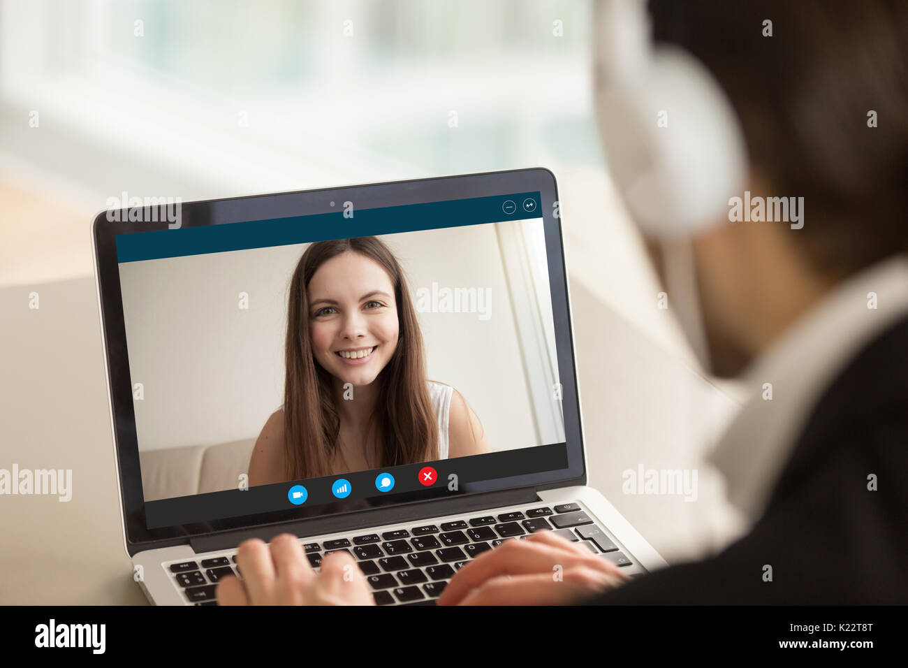Chica sonriente en la videollamada con Guy, virtual chat en línea Foto de stock