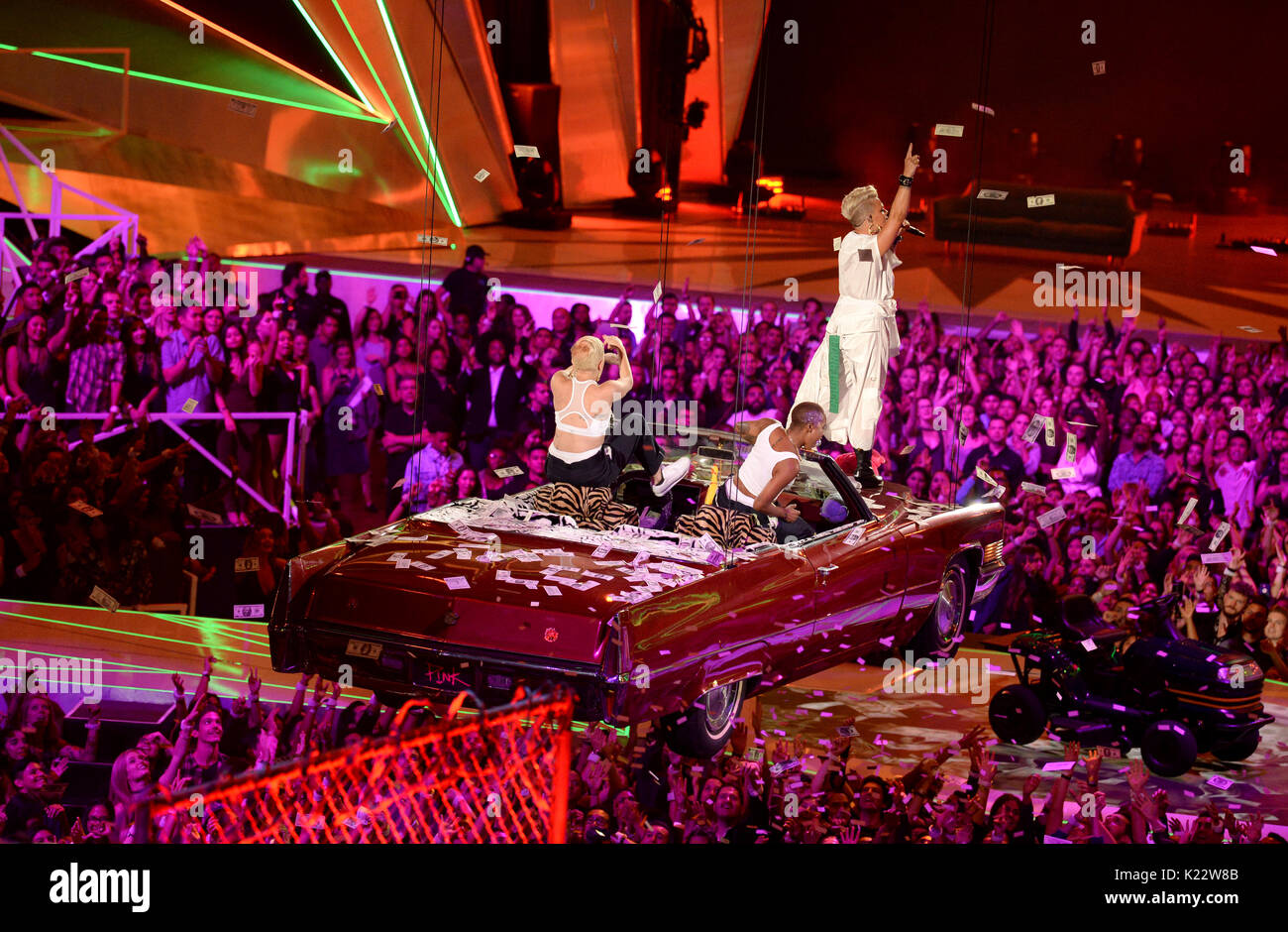Pink realiza en el escenario durante el 2017 MTV Video Music Awards celebrado en el Forum de Los Angeles, EE.UU.. Foto de stock