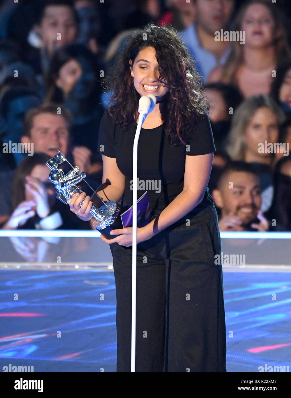 Alessia Cara acepta el premio al mejor vídeo de electrónica de baile en el escenario durante el 2017 MTV Video Music Awards celebrado en el Forum de Los Angeles, EE.UU.. Foto de stock