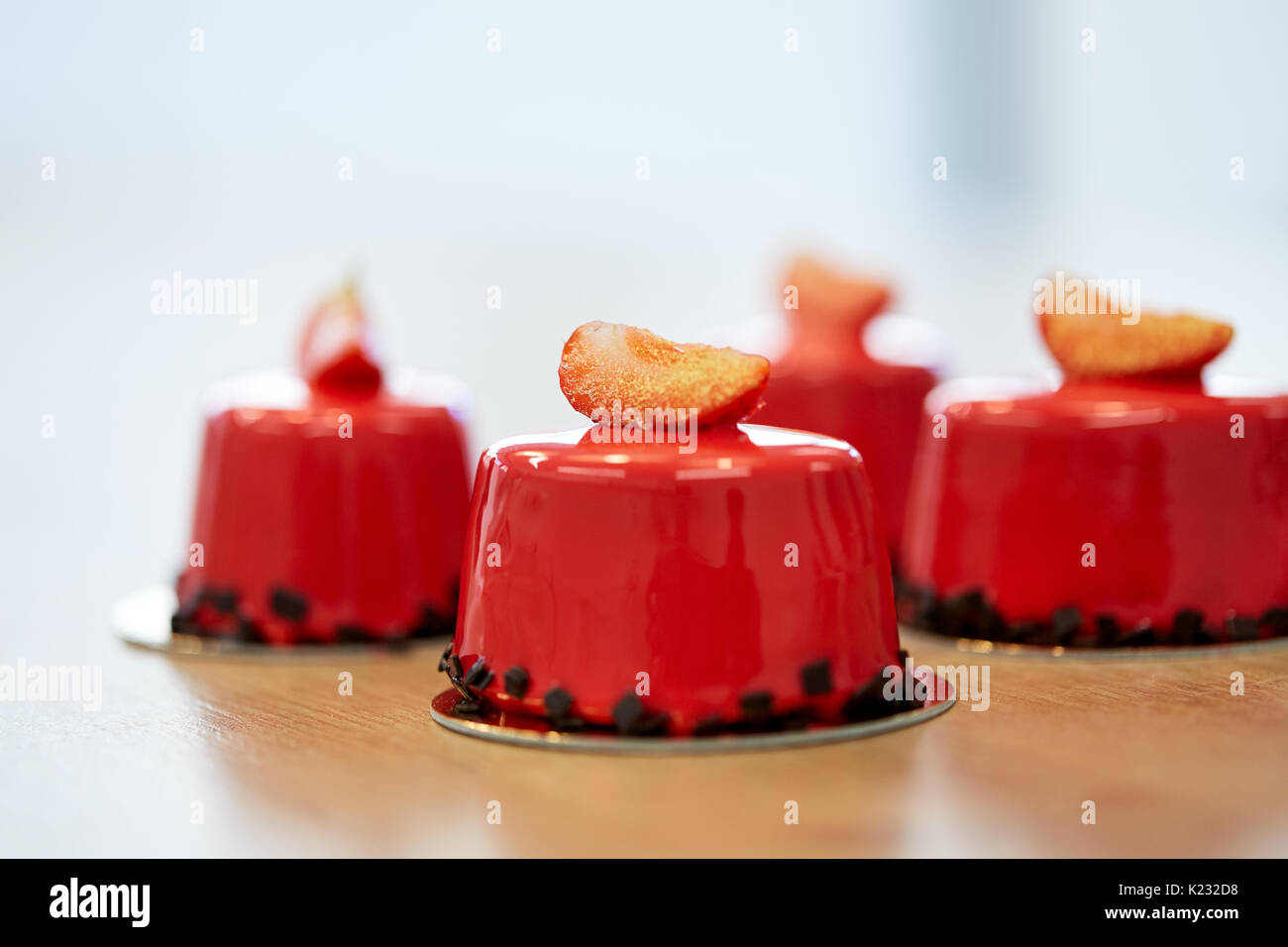 Fresa glaseado espejo tortas en pastelería Fotografía de stock - Alamy