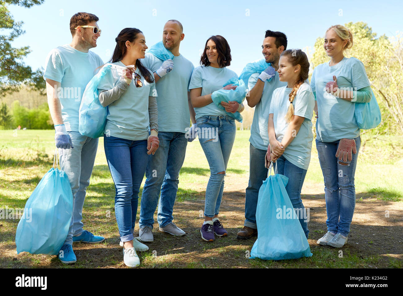 Grupo de voluntarios con bolsas de basura en el parque Foto de stock